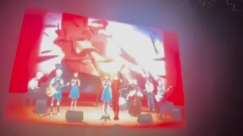 汪小菲11岁女儿汪希玥身着黑白礼服，携母返家神似大S